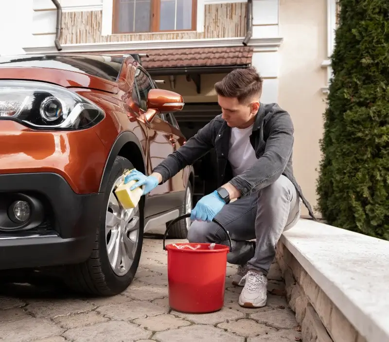 Lavage auto à domicile Mortefontaine : professionnel intervenant sur un véhicule
